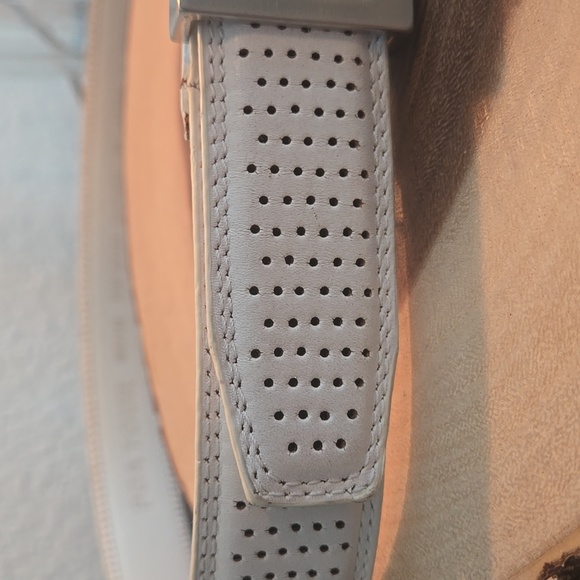 PGA TOUR Mens White Leather Silver Buckle Perforated Adjustable Golf Belt Sz 36 - Picture 3 of 10